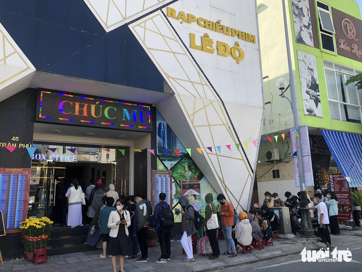Cảnh rồng rắn nối đuôi nhau chờ mua vé xem phim Đào, phở và piano tại rạp chiếu phim Lê Độ (46 Trần Phú, quận Hải Châu) - Ảnh: MỸ DUNG