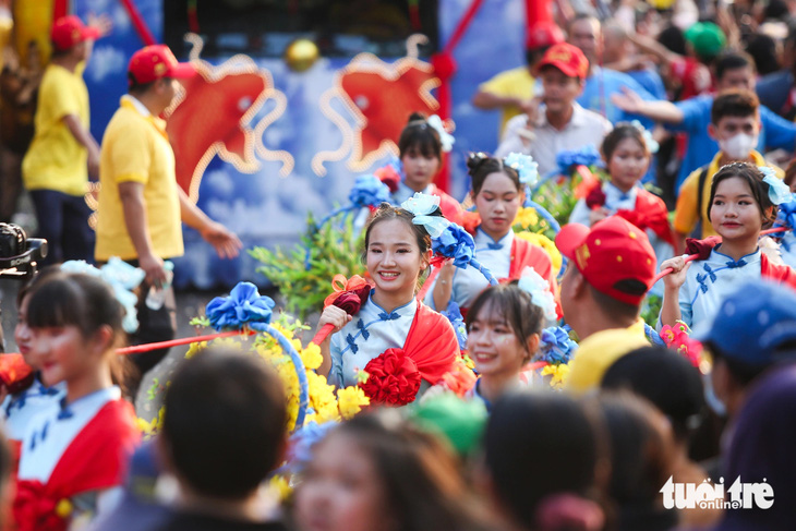 Những cô gái diện trang phục truyền thống của người Hoa hóa tiên đồng, ngọc nữ cùng nhau nhảy múa - Ảnh: PHƯƠNG QUYÊN  