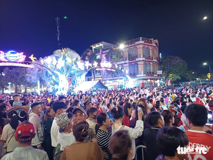 Hàng ngàn người đã đổ về công viên 9 Nàng Tiên và quảng trường Tao Đàn Chiêu Anh Các để xem lễ - Ảnh: BỬU ĐẤU