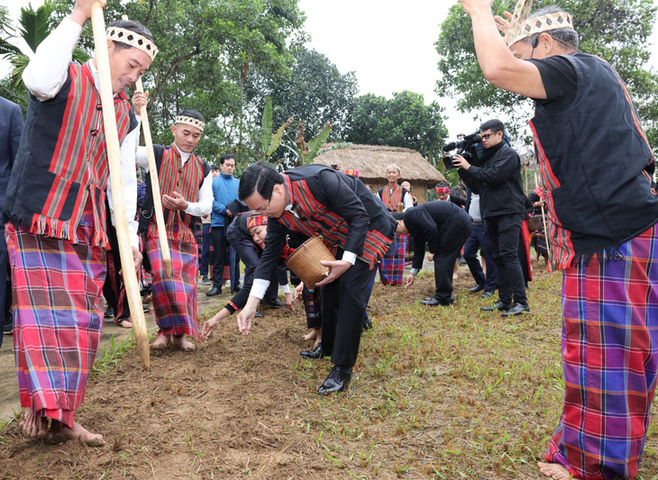 Chủ tịch nước chung vui với người dân trong lễ hội trỉa lúa của dân tộc Bru - Vân Kiều - Ảnh: GIA HÂN