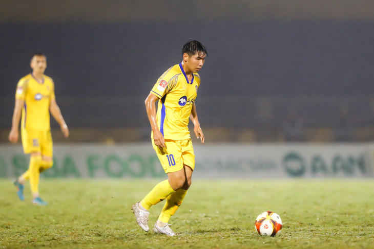 Tiền vệ Đinh Xuân Tiến ra sân trở lại trong đội hình Sông Lam Nghệ An ở vòng 10 V-League 2023 - 2024 - Ảnh: XUÂN THỦY