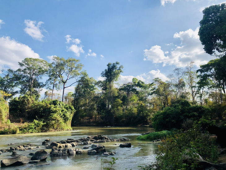 Dòng sông Sêrêpôk huyền thoại chảy ngược xuyên rừng quốc gia Yok Đôn trước khi qua biên giới Campuchia