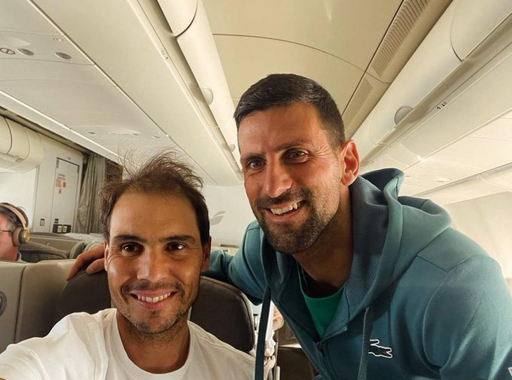 Tấm ảnh Nadal và Djokovic chụp cùng nhau trên chuyến bay đến Los Angeles - Ảnh: Marca