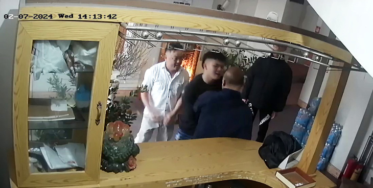 Nhóm côn đồ kéo đến nhà con nợ để đòi tiền không được đã quay ra hành hung khiến nạn nhân phải nhập viện - Ảnh cắt từ video
