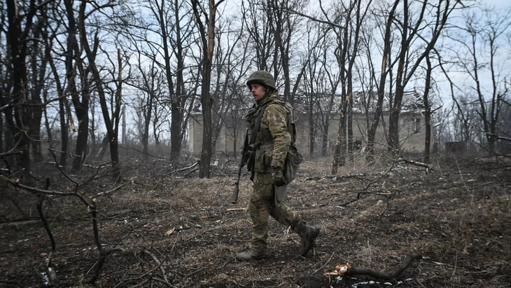 Binh sĩ Nga đi tuần tại khu vực quanh thành phố Avdiivka - Ảnh: SPUTNIK