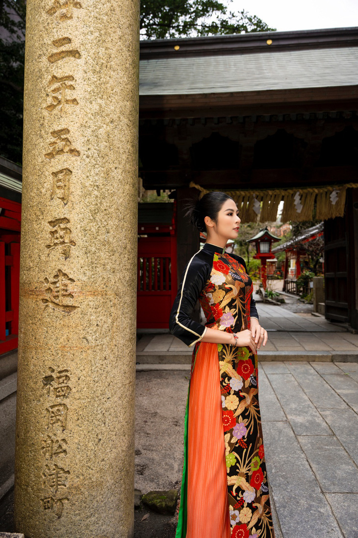 Áo dài do Ngọc Hân thiết kế lấy cảm hứng từ kimono, Nhật Bản