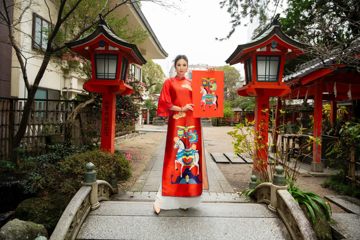 Ngọc Hân mặc áo dài thiết kế từ cảm hứng tranh Đông Hồ tại Nhật Bản