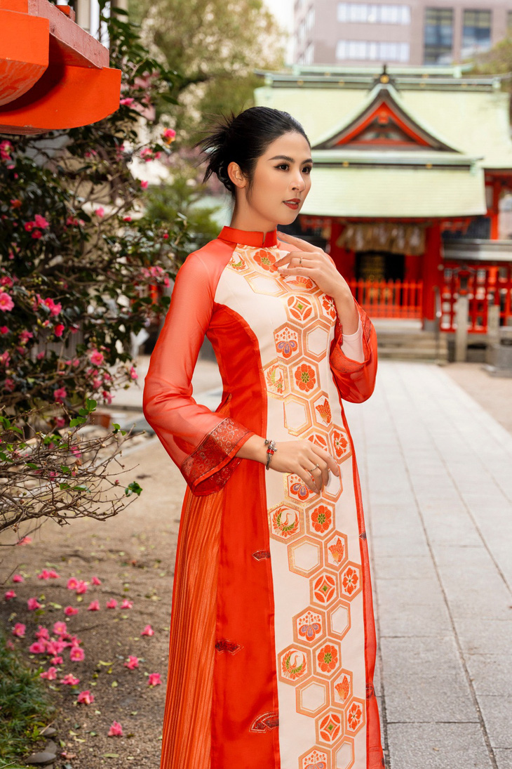 Họa tiết Obi rực rỡ trong văn hóa Nhật Bản được Ngọc Hân đưa lên áo dài