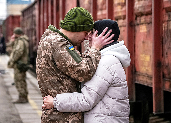 Người lính Ukraine tạm biệt vợ vào ngày Lễ Tình nhân 14-2 và trở lại chiến trường sau kỳ nghỉ ngắn - Ảnh: Reuters