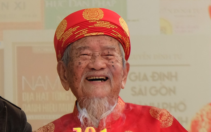 Nhà nghiên cứu 104 tuổi Nguyễn Đình Tư vẫn leo cầu thang mỗi ngày 10 bận