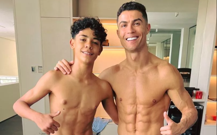 Cristiano Ronaldo cùng con trai khoe cơ bụng 6 múi