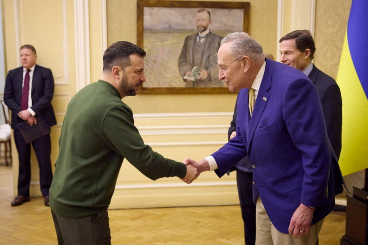 Tổng thống Ukraine Volodymyr Zelensky (trái) và lãnh đạo đa số tại Thượng viện Mỹ Chuck Schumer - Ảnh: REUTERS