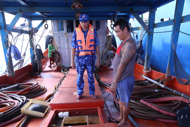 Cán bộ, chiến sĩ Vùng cảnh sát biển 4 phát hiện tàu cá chở khoảng 50.000 lít dầu DO lậu trên biển Tây Nam - Ảnh: KHÁNH NHÂN
