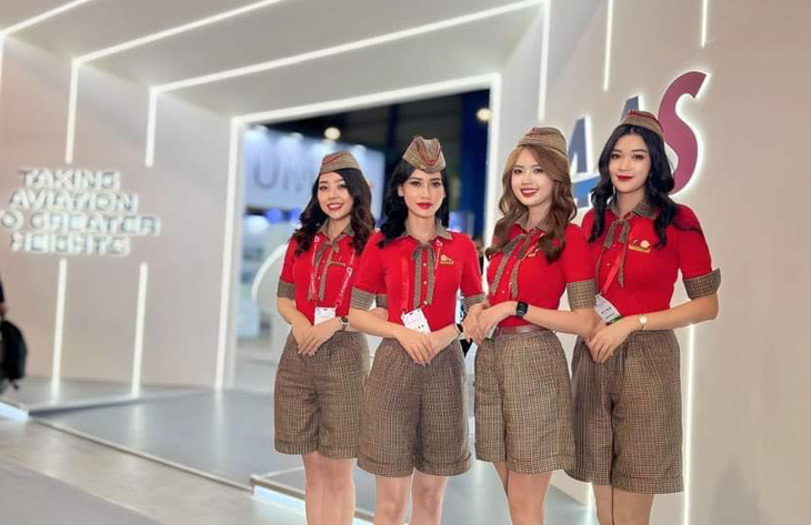 Các tiếp viên hàng không Vietjet với bộ đồng phục sắc đỏ vàng nổi bật đã tham gia vào nhiều hoạt động, sự kiện của triển lãm và các ký kết quan trọng của Vietjet cùng các đối tác toàn cầu.