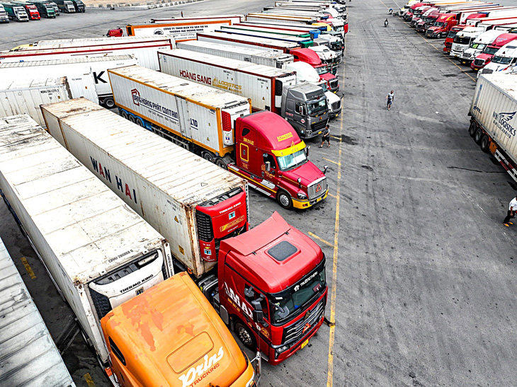 Xe container chở nông sản chờ làm thủ tục tại bãi xe Bảo Nguyên thuộc khu vực cửa khẩu Tân Thanh (tỉnh Lạng Sơn), giáp với Trung Quốc - Ảnh: NAM TRẦN