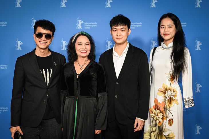 (Từ trái sang) Đạo diễn Phạm Ngọc Lân cùng 3 diễn viên NSND Minh Châu, Hoàng Hà và Lê Thị Hà Phương trên thảm đỏ Liên hoan phim Berlin 2024 - Ảnh: LHP Berlin