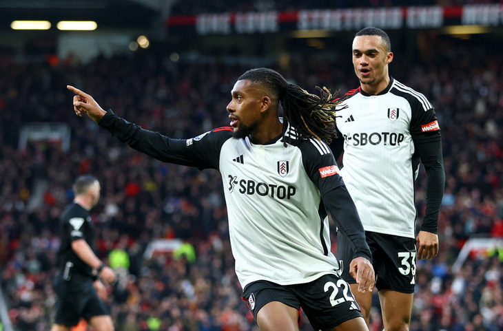 Niềm vui của các cầu thủ Fulham sau khi ghi bàn vào lưới Man United - Ảnh: REUTERS