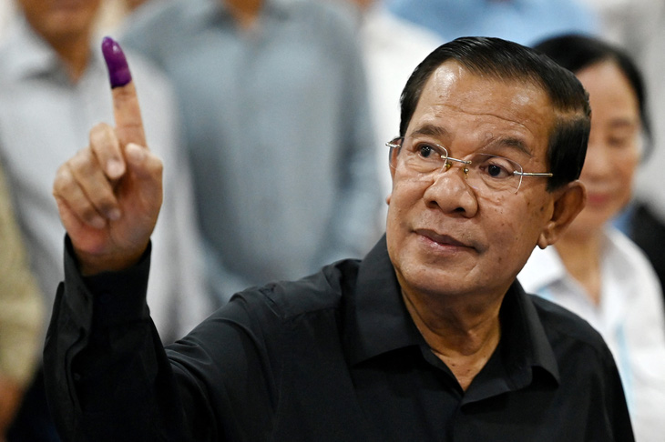 Cựu thủ tướng Campuchia Hun Sen tham gia bỏ phiếu ở thành phố Takhmao, tỉnh Kandal, trong cuộc bầu cử Thượng viện ngày 25-2 - Ảnh: AFP