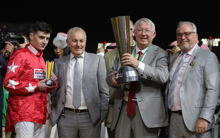 Huyền thoại Man Utd Alex Ferguson (thứ hai từ phải sang) thắng đua ngựa tại Saudi Arabia - Ảnh: BURT