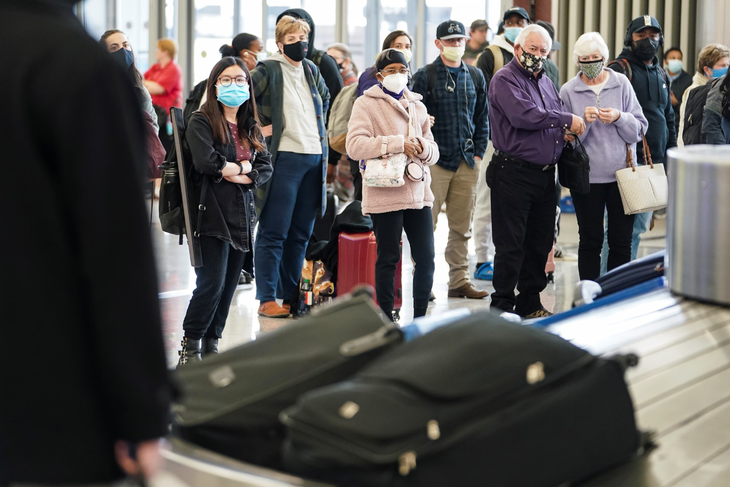 Hành khách chờ nhận hành lý tại sân bay quốc tế Hartsfield-Jackson Atlanta ở thành phố Atlanta, bang Georgia (Mỹ) - Ảnh: REUTERS