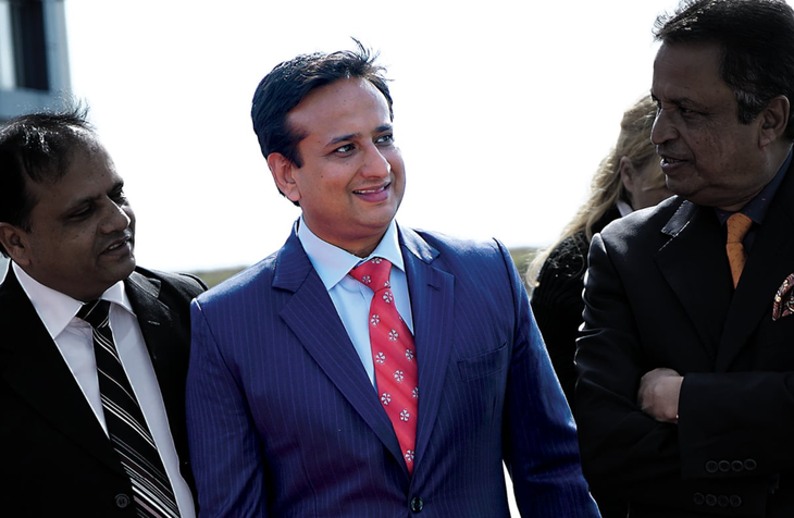 Ông Nirvana Chaudhary (giữa) - Ảnh: THE CEO MAGAZINE