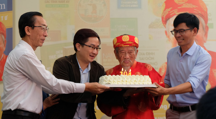 Cùng mừng thọ 104 tuổi nhà nghiên cứu Nguyễn Đình Tư - Ảnh: L.ĐOAN