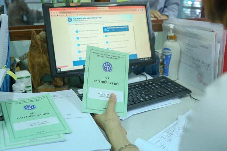 Cán bộ bảo hiểm xã hội tại Vĩnh Phúc xử lý hồ sơ của người lao động - Ảnh: HÀ QUÂN