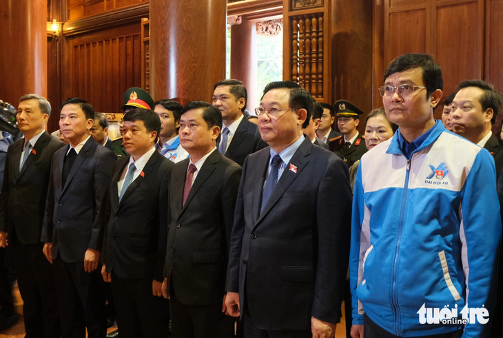 Chủ tịch Quốc hội Vương Đình Huệ cùng đoàn đại biểu đến dâng hương tại Khu di tích quốc gia đặc biệt Kim Liên, Nghệ An - Ảnh: HÀ THANH