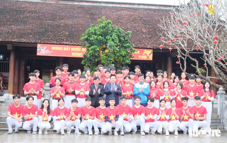 Chủ tịch Quốc hội Vương Đình Huệ chụp hình lưu niệm với các bạn thanh niên tại Khu di tích quốc gia đặc biệt Kim Liên - Ảnh: HÀ THANH