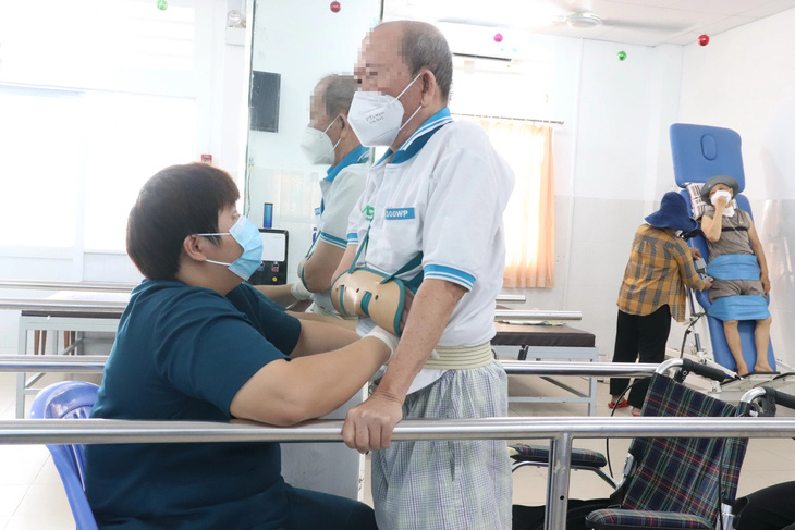 Trung bình mỗi người cao tuổi ở Việt Nam mắc 3-4 bệnh, ảnh hưởng nhiều đến chất lượng sống - Ảnh: XUÂN MAI