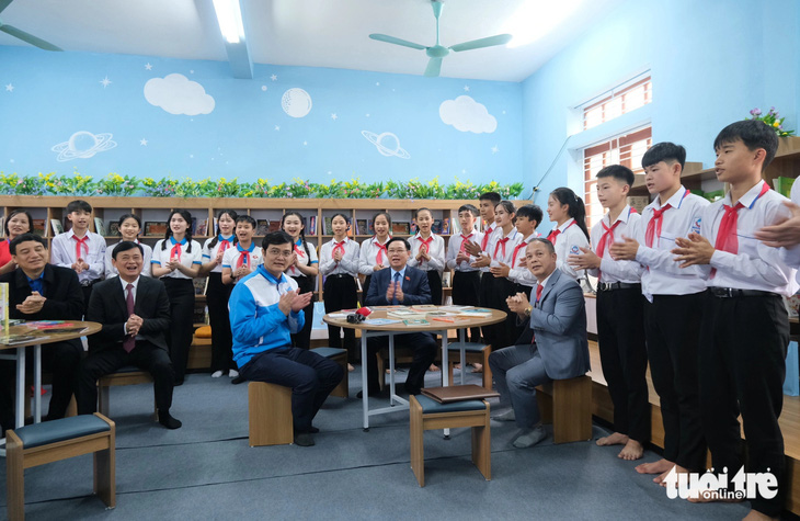 Chủ tịch Quốc hội Vương Đình Huệ cùng hát với thiếu nhi Nghệ An tại không gian đọc sách, tương tác và sinh hoạt Đội - Ảnh: HÀ THANH