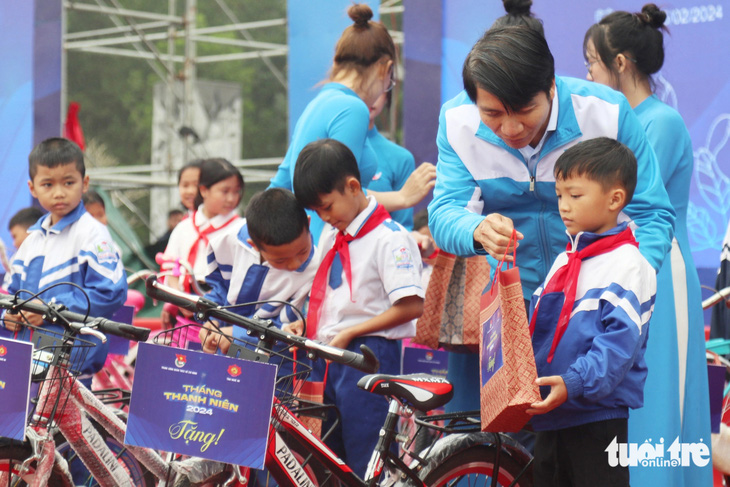 Ban tổ chức trao phần quà, xe đạp cho 50 em học sinh có hoàn cảnh khó khăn - Ảnh: DOÃN HÒA
