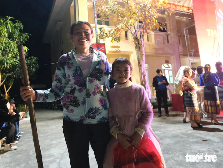 Hai mẹ con chị Mai Thị Kính đến dự ngày hội Tháng ba biên giới và vui mừng vì con gái được nhận quà - Ảnh: HÀ THANH