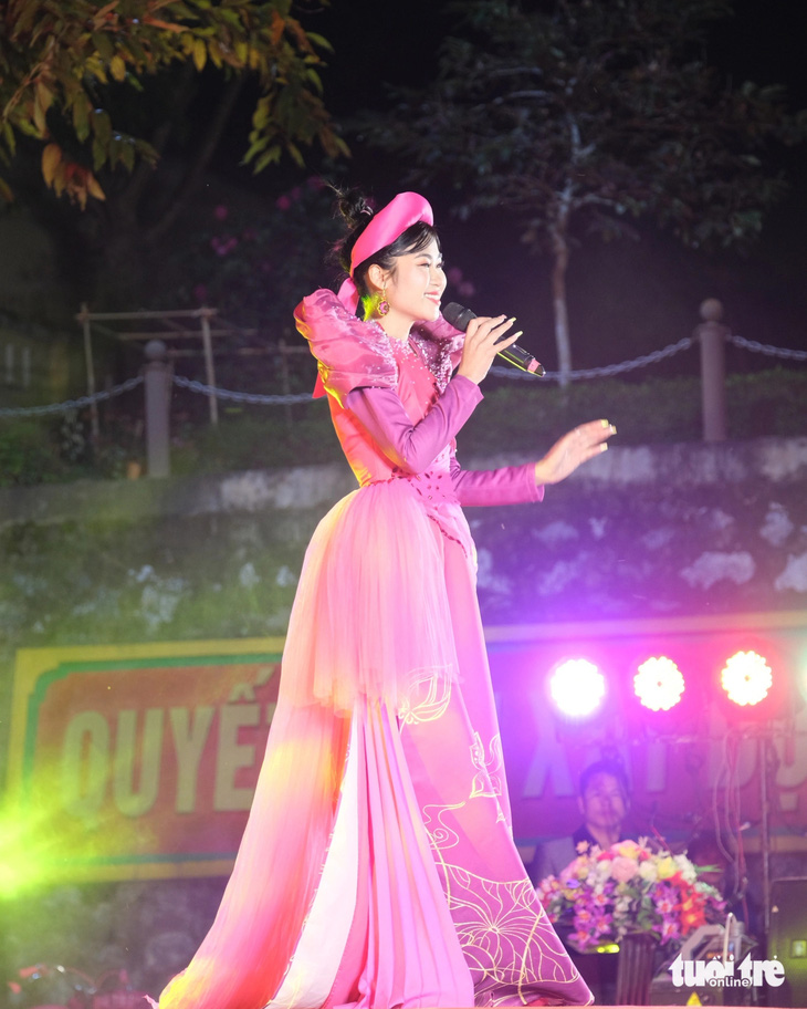 Ca sĩ Hà Myo mang làn điệu xẩm đến với bà con xứ Nghệ - Ảnh: HÀ THANH
