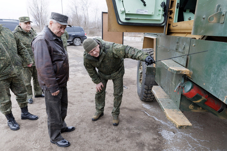 Bộ trưởng Quốc phòng Nga Sergei Shoigu xem xét khí tài quân sự khi tới thăm một trung tâm chỉ huy của lực lượng Nga tại khu vực do Nga kiểm soát ở Ukraine vào ngày 24-2 - Ảnh: Reuters