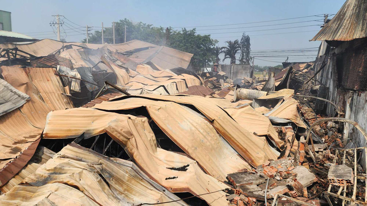 Mái tôn đổ sụp sau vụ cháy - Ảnh: NGỌC KHẢI
