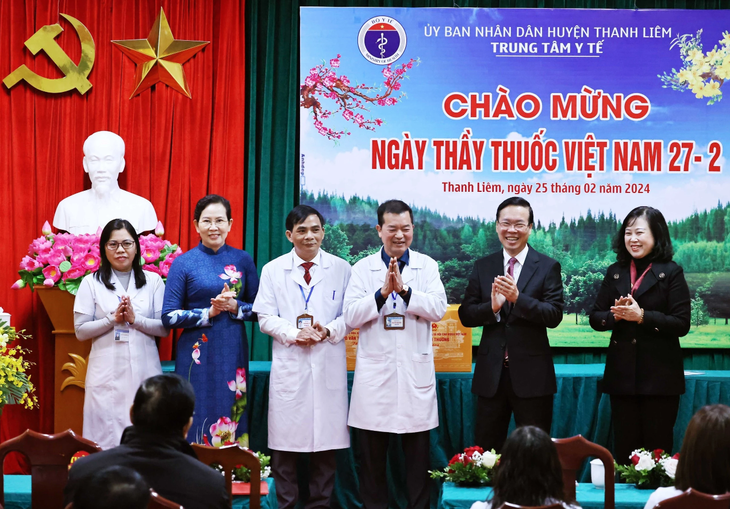 Chủ tịch nước tặng quà Trung tâm Y tế huyện Thanh Liêm nhân kỷ niệm Ngày Thầy thuốc Việt Nam - Ảnh: TTXVN
