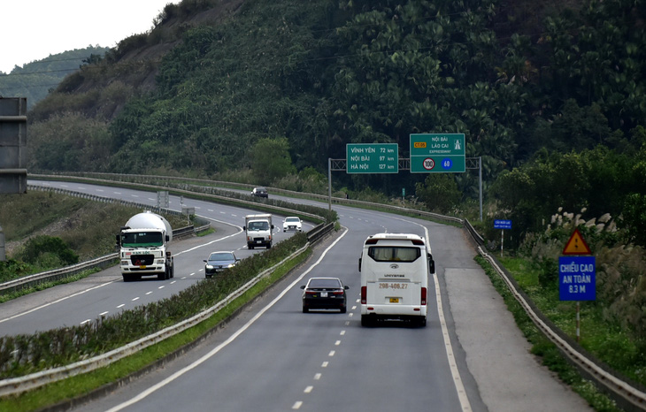Xe lưu thông trên tuyến cao tốc Lào Cai - Nội Bài với tốc độ cao nên rất cần được đưa vào giảng dạy kỹ năng lái xe trên đường cao tốc - Ảnh: T.T.D.