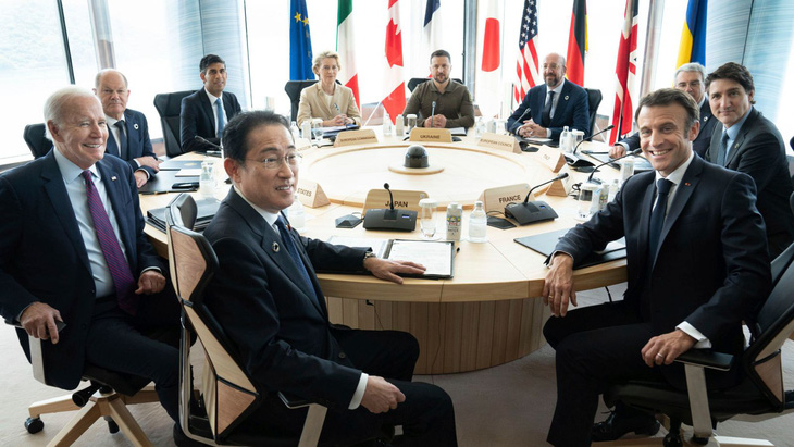 Tổng thống Ukraine Zelensky (ngồi giữa) chụp ảnh cùng các lãnh đạo G7 trong cuộc gặp tại Nhật Bản năm 2023 - Ảnh: AFP