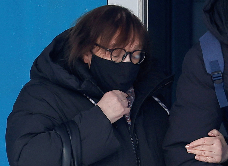 Mẹ của cố nhân vật đối lập Nga Alexei Navalny, bà Lyudmila Navalnaya, đi ra khỏi văn phòng của cơ quan điều tra tại thành phố Salekhard - Ảnh: REUTERS