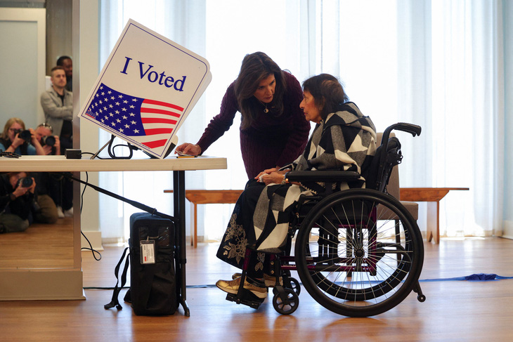 Bà Nikki Haley giúp mẹ bỏ phiếu ở South Carolina, ngày 24-2 - Ảnh: REUTERS