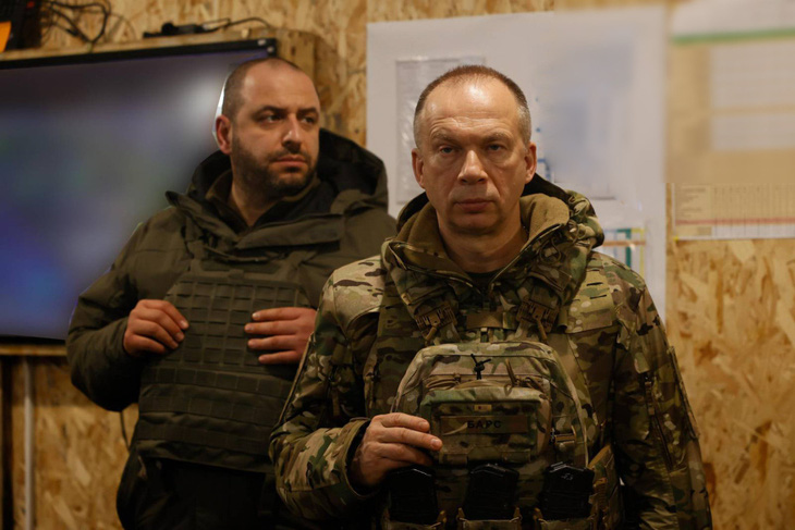 Tổng tư lệnh quân đội Ukraine (AFU) Oleksandr Syrskyi (phải) và Bộ trưởng Bộ Quốc phòng Ukraine Rustem Umerov thăm tiền tuyến ngày 25-2 - Ảnh: UKRINFORM