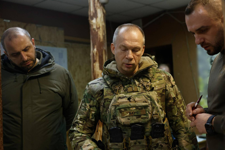 Tổng tư lệnh Syrskyi bàn bạc về kế hoạch tác chiến với các chỉ huy tại chiến trường - Ảnh: UKRINFORM