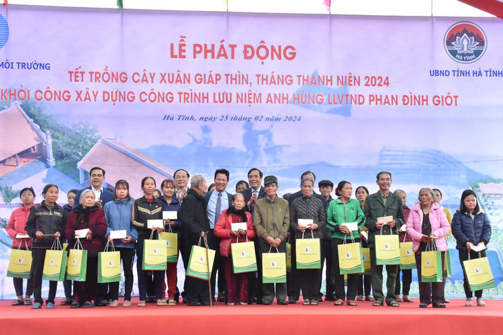 Lãnh đạo bộ ngành cùng lãnh đạo tỉnh Hà Tĩnh trao quà cho người có công, gia đình chính sách - Ảnh: H.A.
