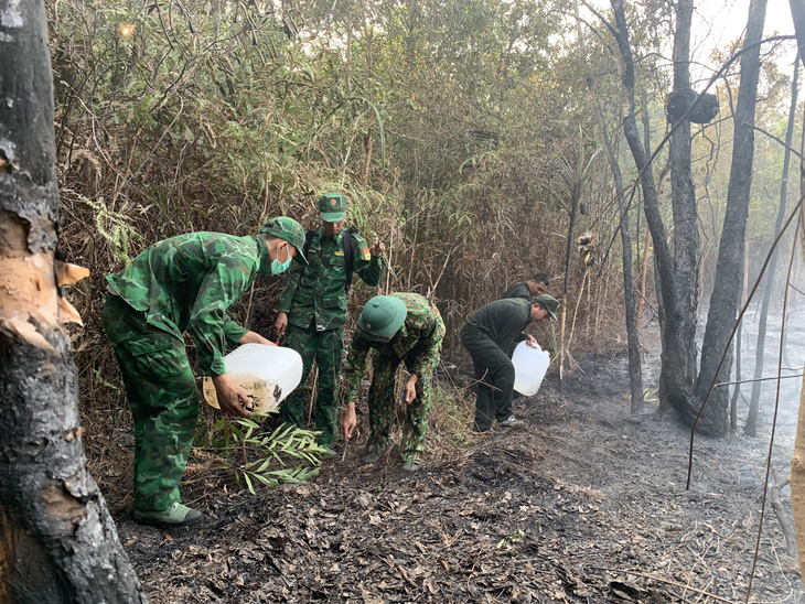 Cán bộ chiến sĩ Bộ đội biên phòng Kiên Giang tham gia chữa cháy khu rừng tràm ở xã Bãi Thơm (TP Phú Quốc) - Ảnh: Bộ đội biên phòng Kiên Giang cung cấp