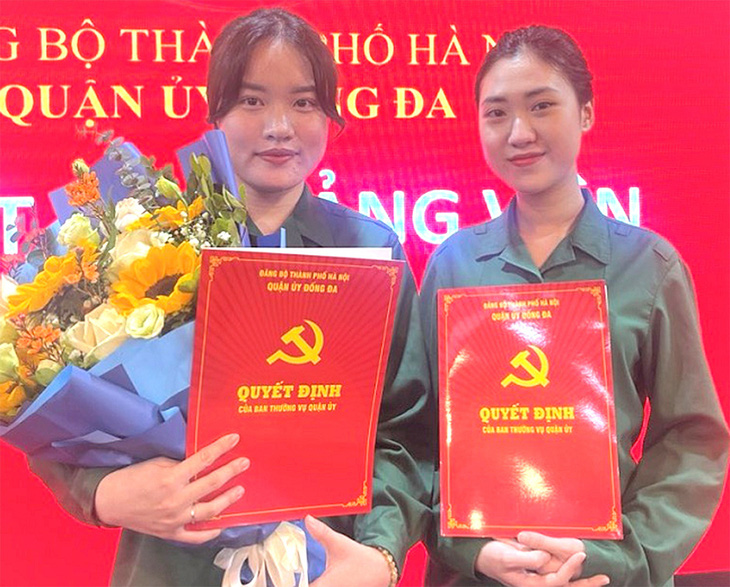 Hoàng Ngọc Anh và Lê Linh Chi (từ trái qua) trong ngày vào Đảng trước khi tình nguyện lên đường nhập ngũ - Ảnh: H.T.