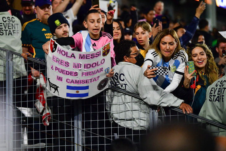 CĐV Mỹ đến sân xem Messi thi đấu - Ảnh: REUTERS