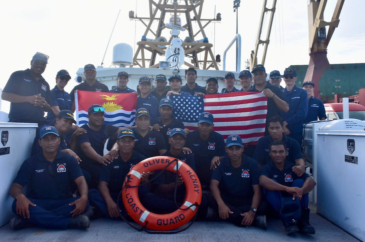 Lực lượng tuần duyên Mỹ có cuộc tuần tra chung với Kiribati sau gần một thập kỷ - Ảnh: USCG