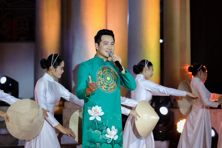 Nguyễn Phi Hùng tìm hiểu kỹ ca khúc trước khi hát - Ảnh: Facebook nhân vật