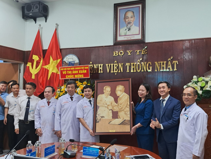 Phó chủ tịch nước Võ Thị Ánh Xuân thăm, chúc mừng các thầy thuốc, y bác sĩ, người lao động Bệnh viện Thống Nhất - Ảnh: N.T.